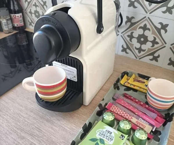 Le 16 Place De L'abbatiale Lägenhet Évron