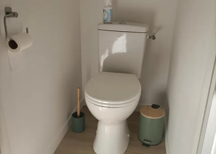 Le 16 Place De L'abbatiale Lägenhet Évron